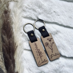 Születési virágos, névre gravírozott fa kulcstartó � egyedi nőnapi ajándék - Meska.hu