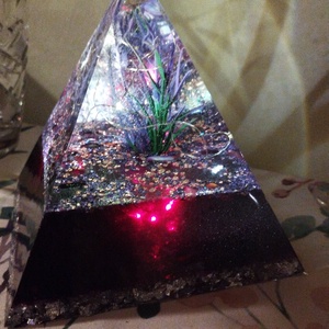  piramis orgonit fényfüzérrel, Otthon & Életmód, Dekoráció, Spiritualitás, Orgonit piramis, Ékszerkészítés, Mindenmás, MESKA