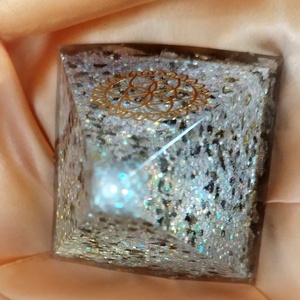 Orgonit piramis  - otthon & életmód - dekoráció - asztal és polc dekoráció - asztaldísz - Meska.hu