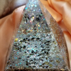 Orgonit piramis  - otthon & életmód - dekoráció - asztal és polc dekoráció - asztaldísz - Meska.hu