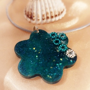 Kék színű virág alakú női medál vidám diszítéssel, Ékszer, Nyaklánc, Medál, , MESKA