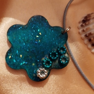 Kék színű virág alakú női medál vidám diszítéssel - ékszer - nyaklánc - medál - Meska.hu