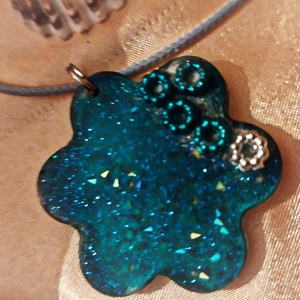 Kék színű virág alakú női medál vidám diszítéssel - ékszer - nyaklánc - medál - Meska.hu