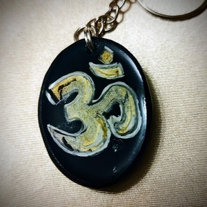 Kulcstartó , Táska & Tok, Kulcstartó & Táskadísz, Kulcstartó, Mindenmás, Fekete háttérrel , az OM szimbólum kézzel festett. Hölgyeknek és uraknak ideális kulcstartó, MESKA