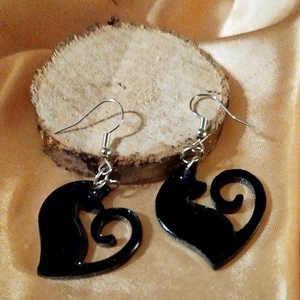 Szívet formázó fekete macska fülbevaló - ékszer - fülbevaló - fülékszer - Meska.hu