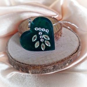 Zöld szív alakú medál strasszokkal díszítve , Ékszer, Nyaklánc, Medál, Ékszerkészítés, MESKA