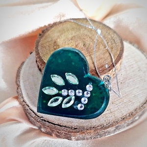 Zöld szív alakú medál strasszokkal díszítve  - ékszer - nyaklánc - medál - Meska.hu