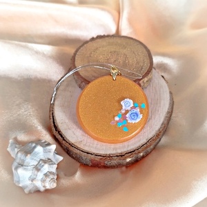 Arany színű kerek medál rózsával - ékszer - nyaklánc - medál - Meska.hu