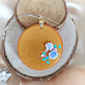 Arany színű kerek medál rózsával - ékszer - nyaklánc - medál - Meska.hu