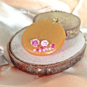 Arany színű kerek medál rózsával - ékszer - nyaklánc - medál - Meska.hu