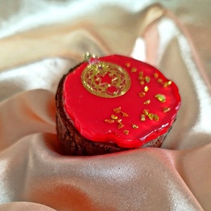 Piros medál arany diszítéssel - ékszer - nyaklánc - medál - Meska.hu