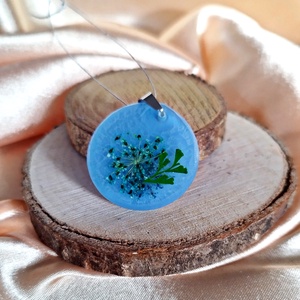 Kék kerek medál szárított virágokkal, Ékszer, Nyaklánc, Medál, Ékszerkészítés, MESKA