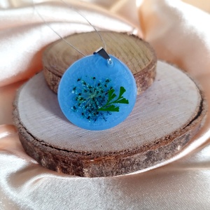 Kék kerek medál szárított virágokkal - ékszer - nyaklánc - medál - Meska.hu