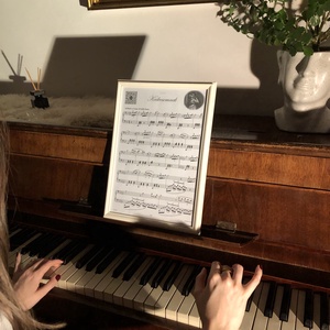 P R E L U D E   Egyedi romantikus zongoradarab (A4-es keretezett díszkottával, QR-kódos videómontázzsal, audióval) - otthon & életmód - dekoráció - asztal és polc dekoráció - zenedoboz - Meska.hu