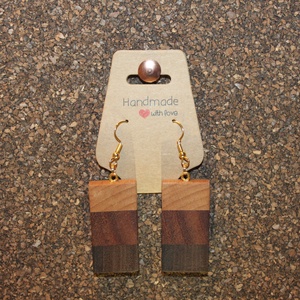 Mahagóni, csíkos mintájú fa kézműves fülbevaló, Ékszer, Fülbevaló, Lógó fülbevaló, Famegmunkálás, Ékszerkészítés, MESKA