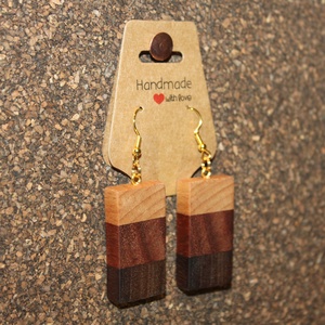 Mahagóni, csíkos mintájú fa kézműves fülbevaló - ékszer - fülbevaló - lógó fülbevaló - Meska.hu