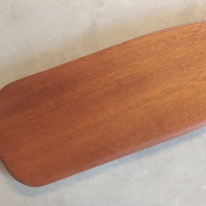 Egyedi formájú mahagóni vágódeszka, alátét - otthon & életmód - konyhafelszerelés, tálalás - sütés, főzés - vágódeszka - Meska.hu