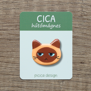Cica hűtőmágnes - Barna sziámi Morcos, Otthon & Életmód, Konyhafelszerelés, tálalás, Konyhai dekoráció, Hűtőmágnes, Gyurma, Festett tárgyak, MESKA