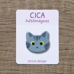 Cica hűtőmágnes - Szürke cirmos Kancsal, Otthon & Életmód, Konyhafelszerelés, tálalás, Konyhai dekoráció, Hűtőmágnes, Gyurma, Festett tárgyak, MESKA