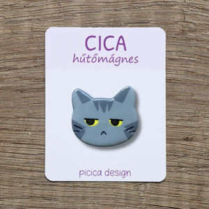 Cica hűtőmágnes - Szürke cirmos Morcos, Otthon & Életmód, Konyhafelszerelés, tálalás, Konyhai dekoráció, Hűtőmágnes, Gyurma, Festett tárgyak, MESKA