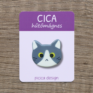 Cica hűtőmágnes - Szürke tuxedo Kancsal, Otthon & Életmód, Konyhafelszerelés, tálalás, Konyhai dekoráció, Hűtőmágnes, Gyurma, Festett tárgyak, MESKA