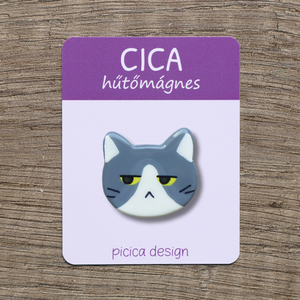 Cica hűtőmágnes - Szürke tuxedo Morcos, Otthon & Életmód, Konyhafelszerelés, tálalás, Konyhai dekoráció, Hűtőmágnes, Gyurma, Festett tárgyak, MESKA