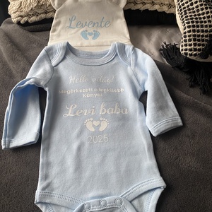 Egyedi babaköszöntő ajándék csomag, baba sapka és body személyre szabható felirattal, díszdobozban, Játék & Sport, Babalátogató ajándékcsomag, Patchwork, foltvarrás, Fotó, grafika, rajz, illusztráció, MESKA