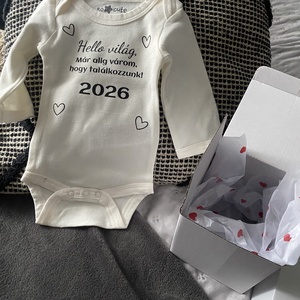 Baba bejelentő body- Helló világ! Alig várom, hogy találkozzunk-2026 - Meska.hu