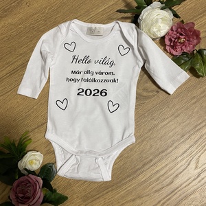 Baba bejelentő, babaköszöntő body- Helló világ! Alig várom, hogy találkozzunk-2026, Játék & Sport, Babalátogató ajándékcsomag, Fotó, grafika, rajz, illusztráció, Patchwork, foltvarrás, MESKA