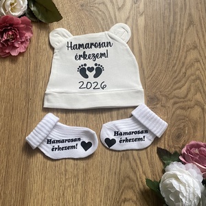 Baba bejelentő, babaköszöntő zokni és sapka- egyedi felirattal, apukának, nagyszülőknek, rokonoknak, barátoknak - Meska.hu