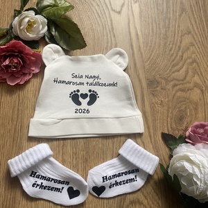 Baba bejelentő, babaköszöntő zokni és sapka- egyedi felirattal, apukának, nagyszülőknek, rokonoknak, barátoknak - játék & sport - babalátogató ajándékcsomag - Meska.hu