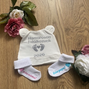 Baba bejelentő, babaköszöntő zokni és sapka- egyedi felirattal, apukának, nagyszülőknek, rokonoknak, barátoknak - játék & sport - babalátogató ajándékcsomag - Meska.hu