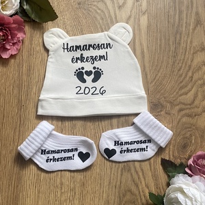 Baba bejelentő zokni és sapka- egyedi felirattal, apukának, nagyszülőknek, rokonoknak, barátoknak, Játék & Sport, Babalátogató ajándékcsomag, Patchwork, foltvarrás, MESKA