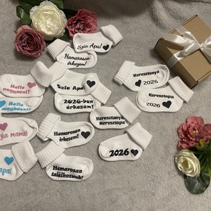 Baba bejelentő zokni - egyedi felirattal, apukának, nagyszülőknek, rokonoknak, barátoknak, Játék & Sport, Babalátogató ajándékcsomag, Fotó, grafika, rajz, illusztráció, MESKA