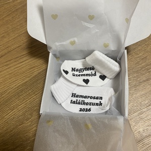 Baba bejelentő zokni - egyedi felirattal, apukának, nagyszülőknek, rokonoknak, barátoknak - játék & sport - babalátogató ajándékcsomag - Meska.hu