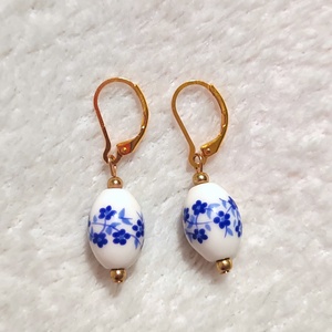 Porcelán mintás fülbevaló arany színű akasztóval - ékszer - fülbevaló - lógó fülbevaló - Meska.hu