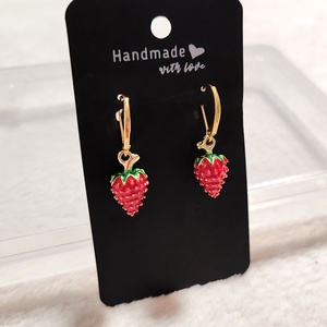 Divatos eper fülbevaló arany színű akasztóval - ékszer - fülbevaló - lógó fülbevaló - Meska.hu