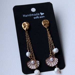 Elegáns kagylós fülbevaló arany színű akasztóval, Ékszer, Fülbevaló, Lógó fülbevaló, Ékszerkészítés, MESKA