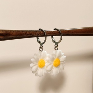 Margaréta fülbevaló ezüst színű akasztóval, Ékszer, Fülbevaló, Lógó fülbevaló, Ékszerkészítés, MESKA