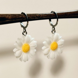 Margaréta fülbevaló ezüst színű akasztóval - ékszer - fülbevaló - lógó fülbevaló - Meska.hu