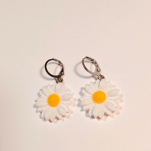 Margaréta fülbevaló ezüst színű akasztóval - ékszer - fülbevaló - lógó fülbevaló - Meska.hu