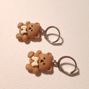 Cuki macis fülbevaló ezüst színű akasztóval - ékszer - fülbevaló - lógó fülbevaló - Meska.hu