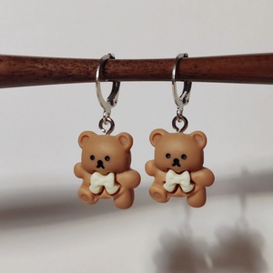 Cuki macis fülbevaló ezüst színű akasztóval - ékszer - fülbevaló - lógó fülbevaló - Meska.hu