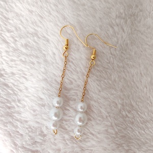 Arany, fehér fülbevaló - oldmoney stílus, Ékszer, Fülbevaló, Lógó fülbevaló, Ékszerkészítés, Gyöngyfűzés, gyöngyhímzés, MESKA