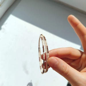 Memóriahuzalra készült kásagyöngy karkötő  - ékszer - karkötő - memóriadrótos karkötő - Meska.hu