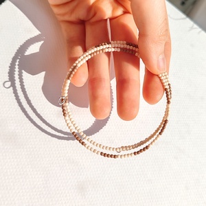 Memóriahuzalra készült kásagyöngy karkötő  - ékszer - karkötő - memóriadrótos karkötő - Meska.hu