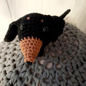 Kézzel horgolt fekete-cser tacskó kutyus. - játék & sport - plüssállat & játékfigura - más figura - Meska.hu