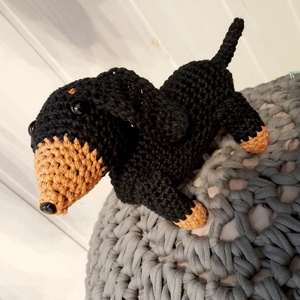 Kézzel horgolt fekete-cser tacskó kutyus. - játék & sport - plüssállat & játékfigura - más figura - Meska.hu