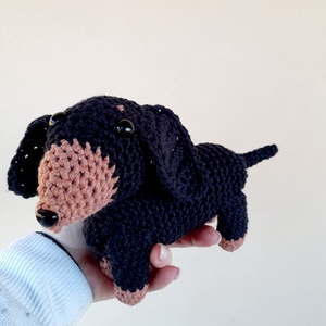 Kézzel horgolt fekete-cser tacskó kutyus. - játék & sport - plüssállat & játékfigura - más figura - Meska.hu