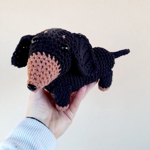 Kézzel horgolt fekete-cser tacskó kutyus., Játék & Sport, Plüssállat & Játékfigura, Más figura, Horgolás, Varrás, MESKA